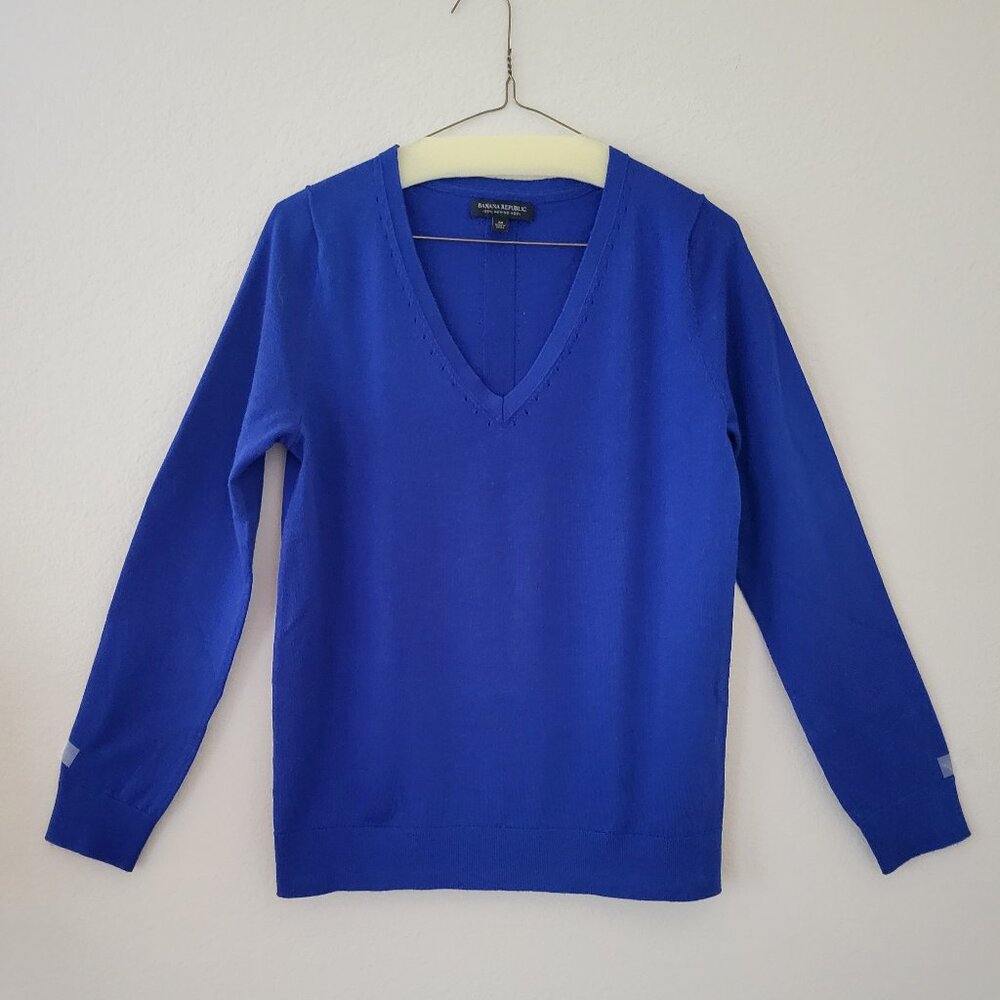 Banana Republic V-neck merino wool sweater, size M.